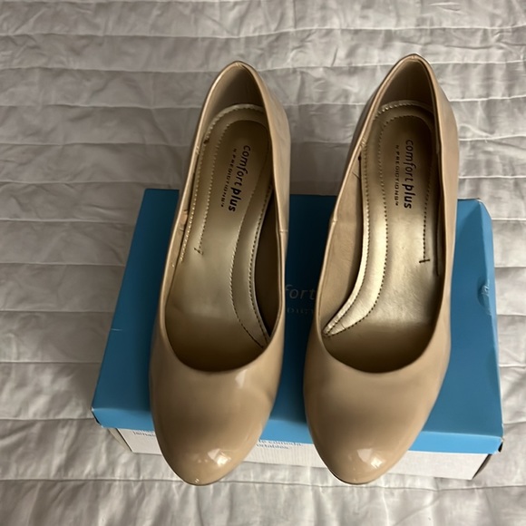 Nude Patent leather pumps